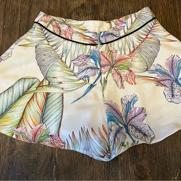 Summer Shorts Size Small Colorful Floral Print Silky Like Feminine in Very GUC - Picture 5 of 8